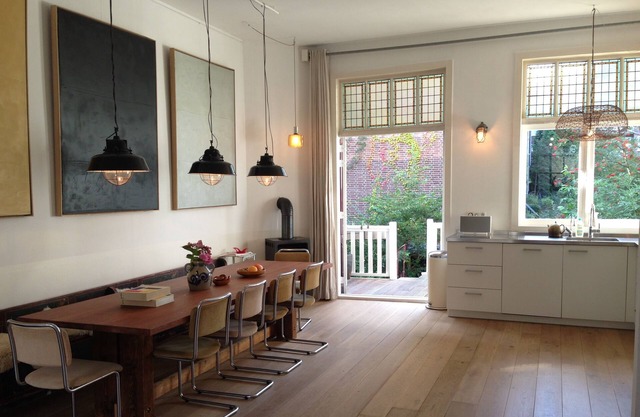 Art filled four floor townhouse in family friendly neigbourhood