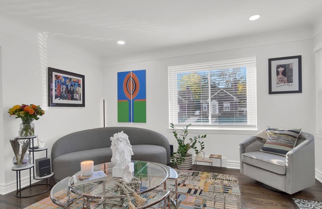 Art meets Hospitality, conveniently located near downtown Detroit! 3BD & 1.5BA
