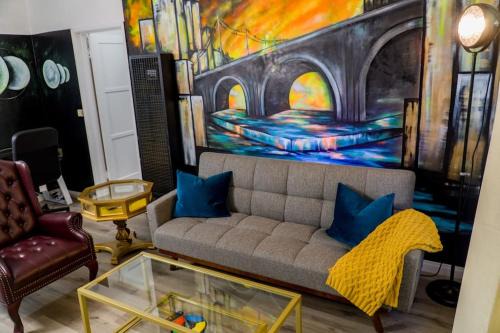 Artful Retreat - King Bed, Work Desk, WIFI, Unique Murals, Perfect for Business Travelers, Downtown & Near Universal Studios