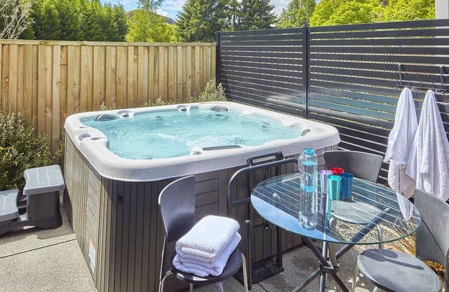 Arthur’s Point Retreat with Hot Tub