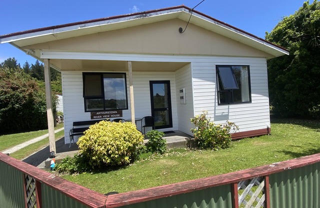 Arthurstown Rd Riverview Holiday house HokitikanSpacious house sleeps 8.