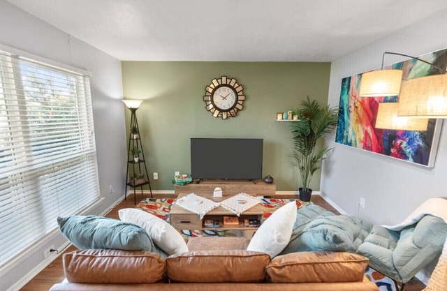 Artistic 1BD: TCU Walkable, Vibrant & Convenient!