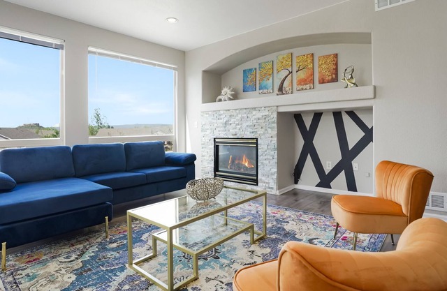 Artistic & Stylish, Top-notch & Breathtaking, 3 King Beds & 3 Living Rooms