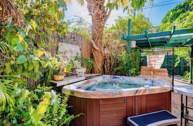 Artist’s Garden Studio with Hot tubn
