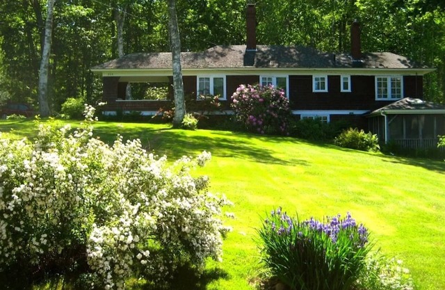 Arts & Crafts Cottage In Picturesque Bayside, Maine