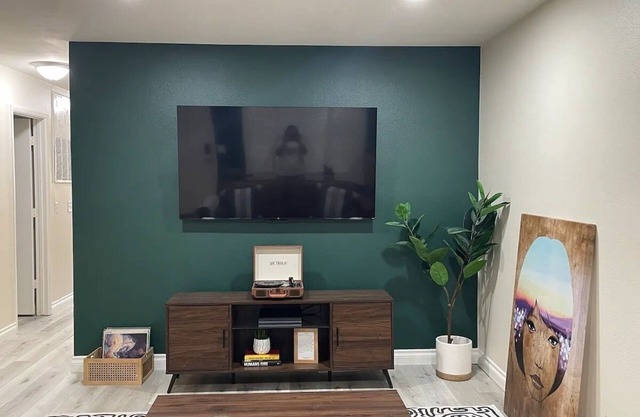 Artsy Mid-Century Modern 2br2ba