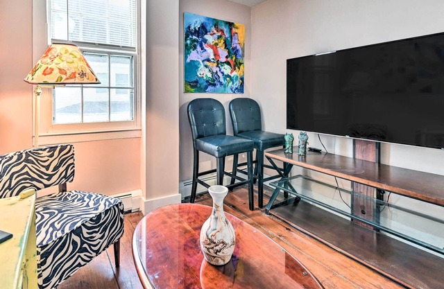 Artsy Oxford Apartment: Walk to Farmers Market!