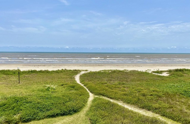 AS SEEN ON HGTV! Beachfront home, Amazing Views, Private 2nd floor Primary brm