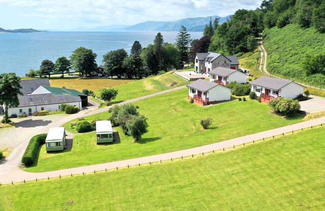 Ash Cabin: Near Glencoe - a cabin that sleeps 4 guests in 2 bedrooms