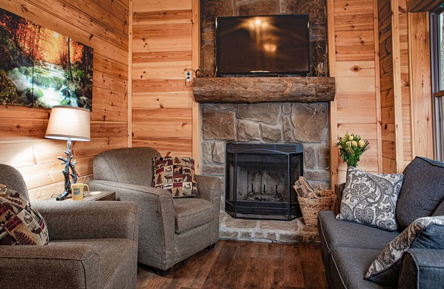 Ash Cave Cabin by The Inn & Spa at Cedar Falls