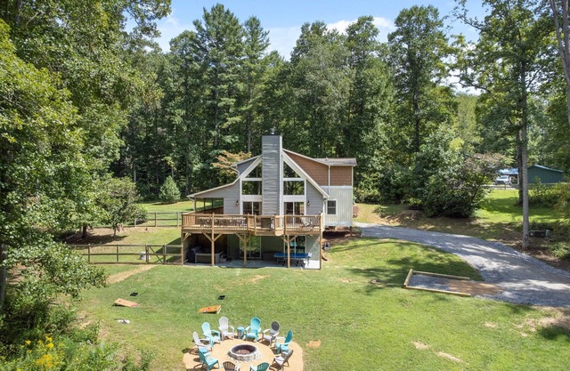 Asheville Area Retreat with Hot Tub, Games, and 3 Acres, with room for 10 guests