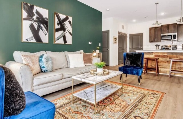 Asheville Contemporary unit W/Pool & Clubhouse