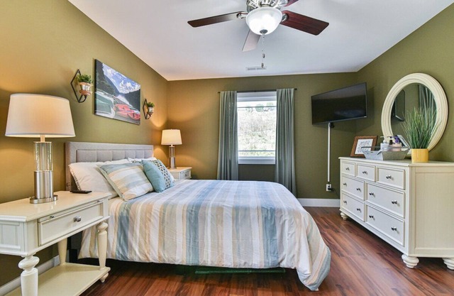 Asheville Delight: Chic Home, Prime Spot, Pets OK