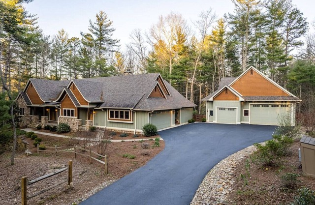 Asheville in Luxury, on 3 Acres! Hot Tub, 1200 Sqft Game Room