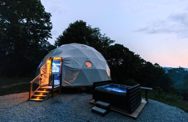 Asheville Luxury Glamping Dome, Mountain View, and Hot Tub!