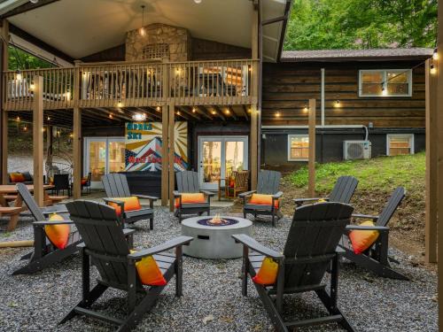 Asheville Private Retreat Game Room Hot Tub