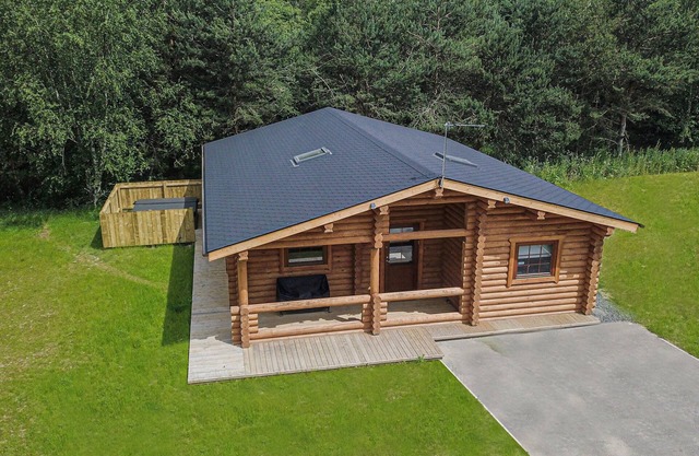 Aspen Lodge - Spacious Lodge - Hot Tub!