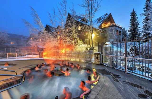 Aspens #303 Prime Ski-in Ski-out Location! Pool, Hot tubs, sleeps 4