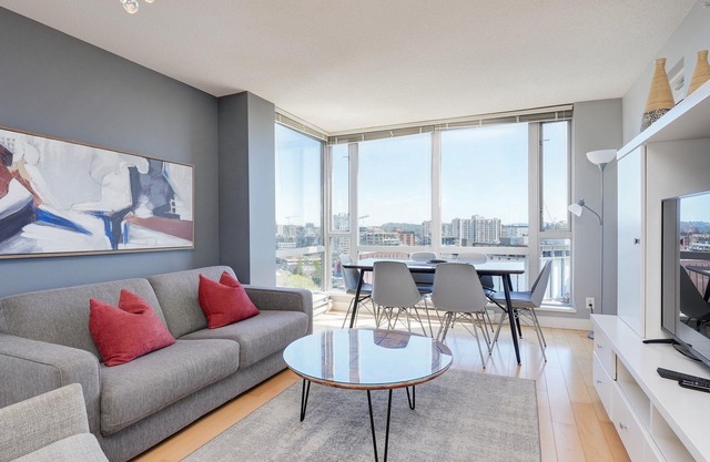 Astoria Cityscapes-Stunning Ocean and Mountain Views by Victoria Prime!