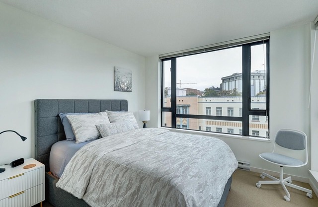 Astoria Escape - Bright condo with work desk by Victoria Prime!