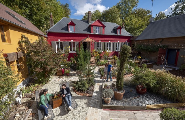 at 2, a guest house to the taste and color of imagination