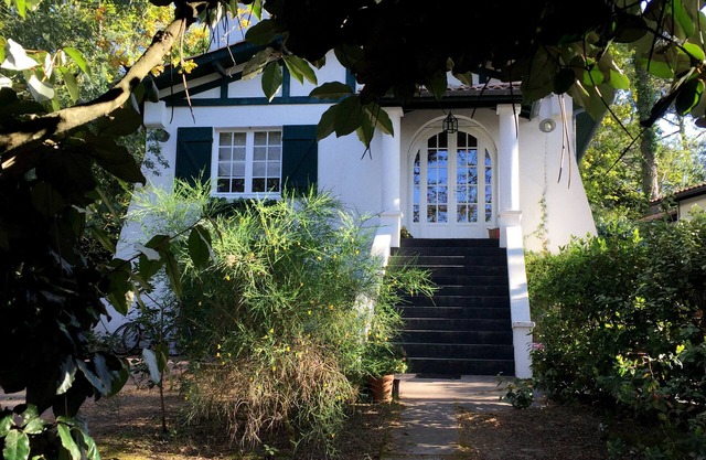 At Le Pyla, in the heart of the Corniche district, family villa under the pines