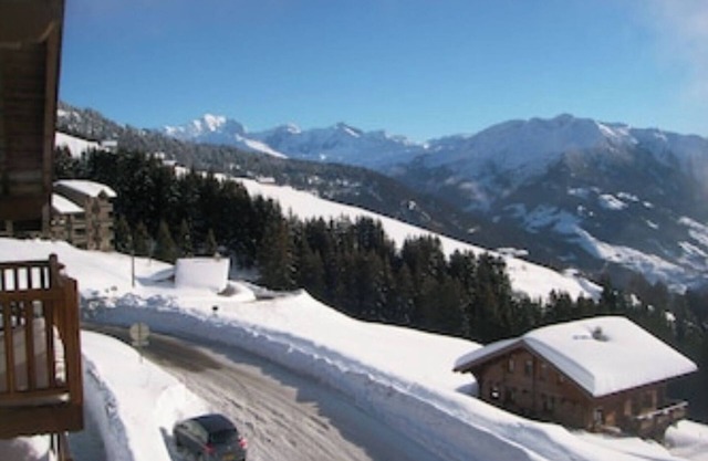 At the foot of the Ameria gondola, Locations-Lessaisies Bisanne