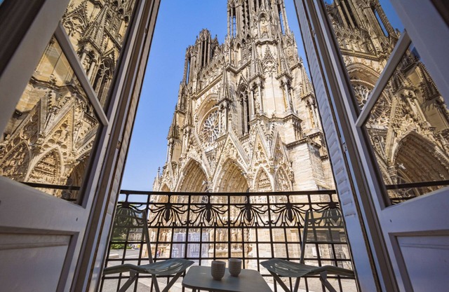 At the foot of the Cathedral vuemagique