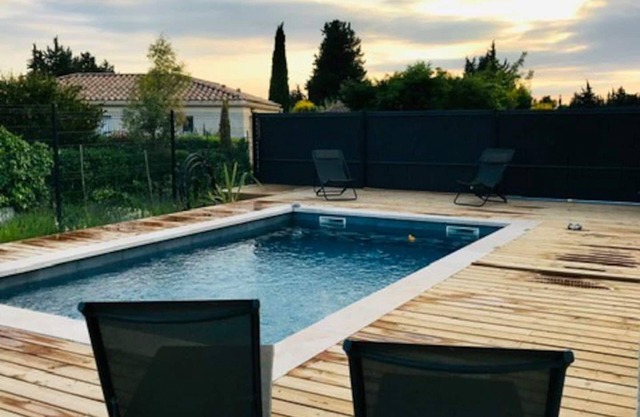 At the foot of the Luberon, new air-conditioned house with garden and swimming pool