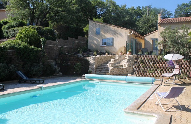 AT THE FOOT OF THE LUBERON, LARGE SWIMMING POOL, SUPERBLY EQUIPPED,