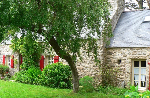 AT THE POINT OF BRITTANY IN FINISTERE - TYPICAL HOUSE 900M FROM THE TREE SEA