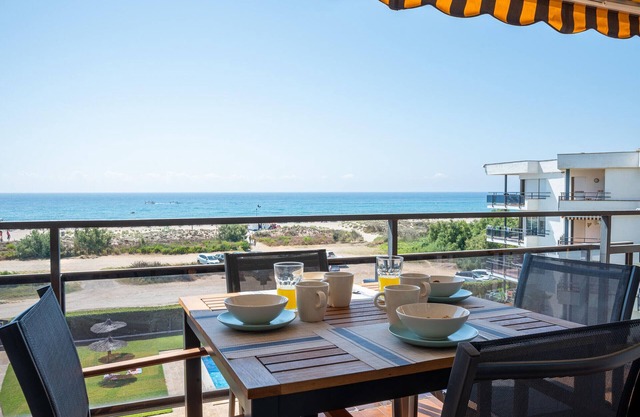 AT036 CONSTELACIÓN: Apartamento delante de la playa, con piscina, A/A, wifi y parking