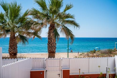 AT148 Frente la playa, jardín privado, vistas mar