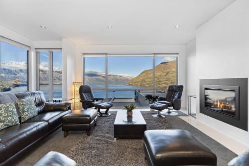 Ataahua - Lake and Mountain Views with a Hot Tub