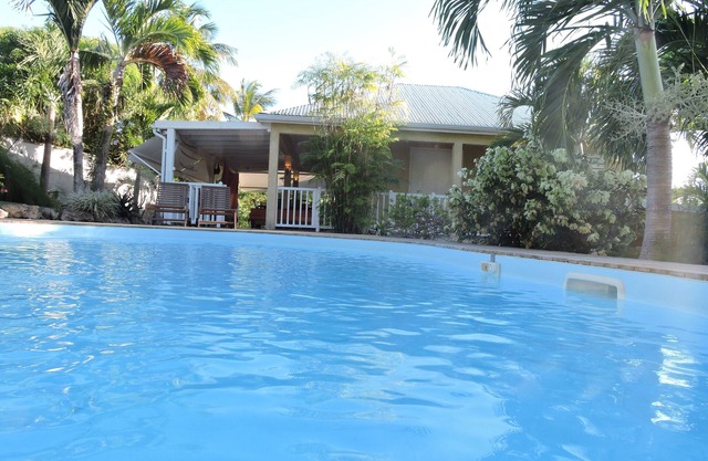Athenais, charming villa with swimming pool in a flowered garden