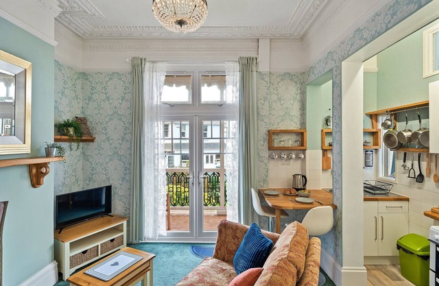 Atherfield Apartments No. 3 - Sea Peeps