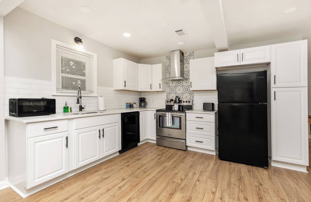 AtHome+1 Stay | Roomy 3 Bedroom | Fenced Backyard