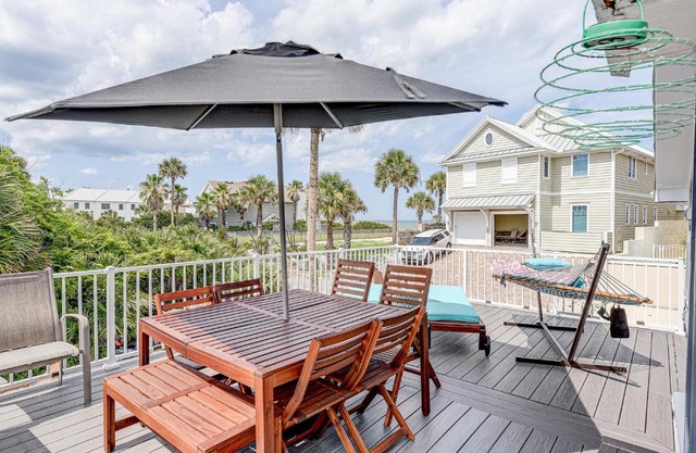 Atlantic Shores Getaway steps from Jax Beach Private House Pet Friendly Near to the Mayo Clinic - UNF - TPC Sawgrass - Convention Center - Shopping Malls - Under 3 Hours from DISNEY