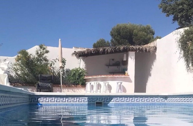 Atmospheric spacious Cortijgo/B&B with lovely pool. Easily accessible!