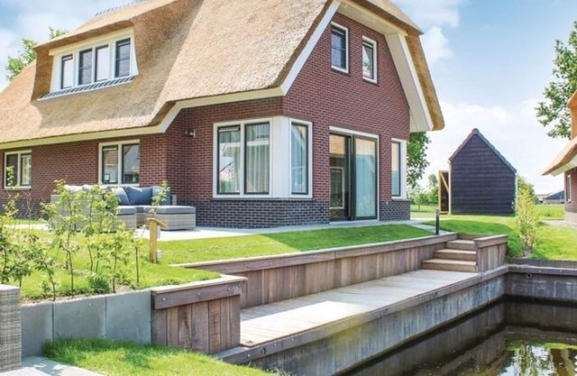 Atmospheric villa on the water, at a holiday park in Friesland