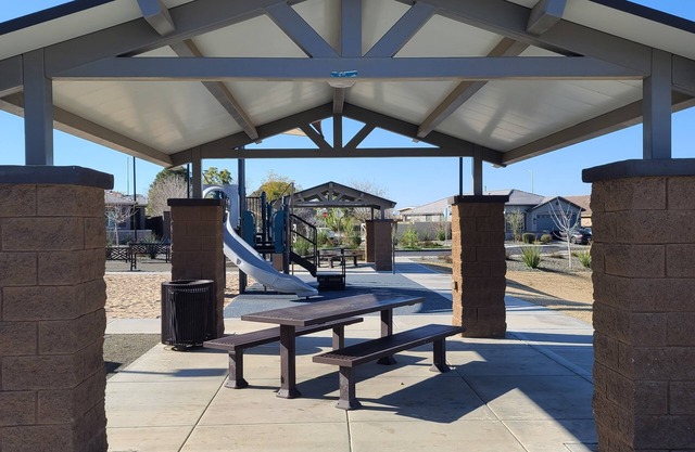 Attached Casita less than 30 minutes from SKY Harbor Airport. Dog friendly!
