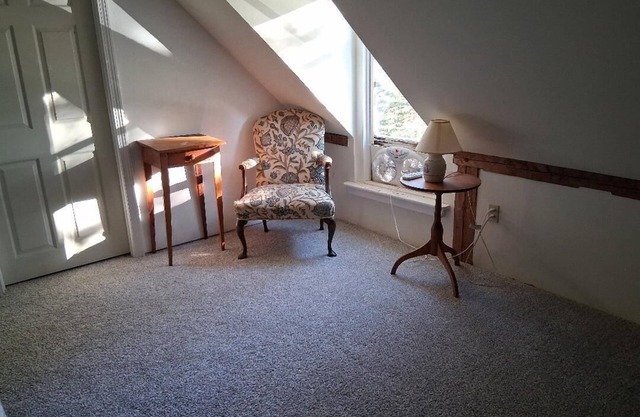 ATTRACTIVE AND COMFORTABLE 2 BEDROOM/1 BATH UNIT WITH WONDERFUL VIEWS