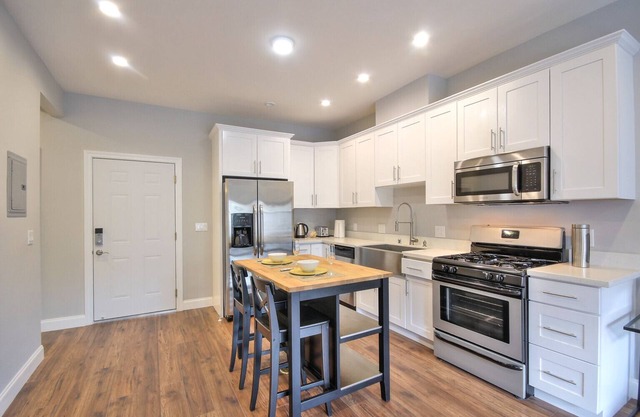 Attractive Modern Victorian Unit with 3 Features: AC, Great Walk Score & Loc