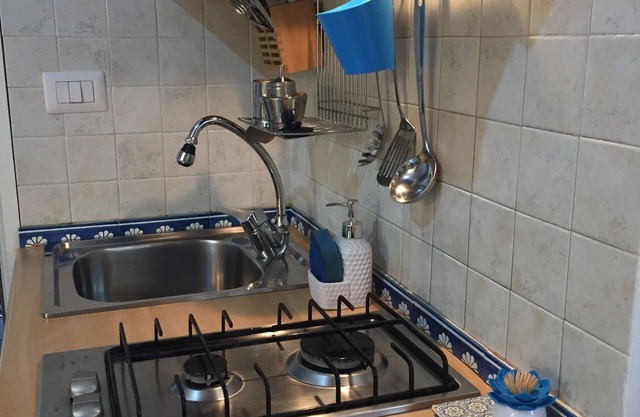 Aurelia in Blu, STUDIO with balcony, bath and kitchenette WiFi, accessibility H,