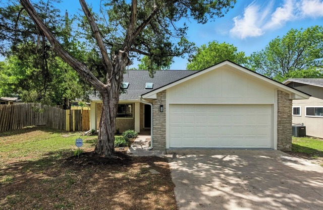Austin 3BR/2.5BA Retreat with Backyard. 15 Mins From Downtown Austin