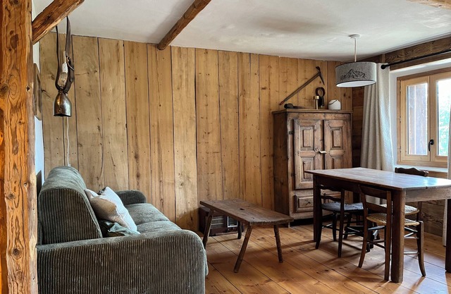 Authentic chalet sleeps 6, 5 minutes from the slopes at La Toussuire