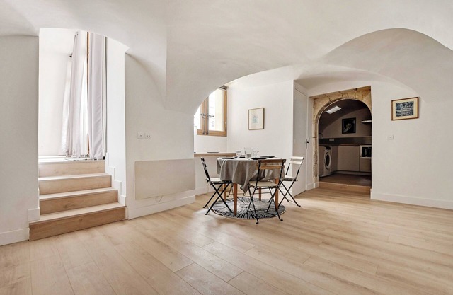 Authentic Apartment - 2br/4p - Monnaie
