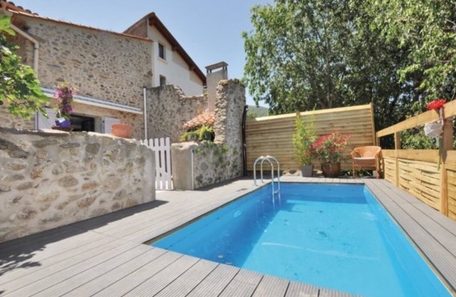 Authentic farmhouse at the foot of the château with private pool and exceptional view.