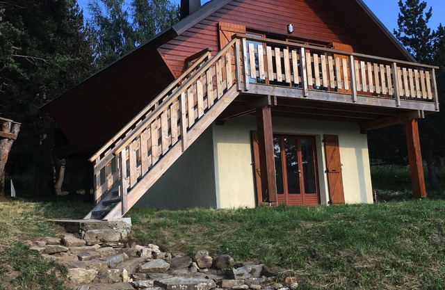 Authentic family cottage on the lake. Ideal for two families!