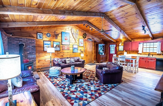 Authentic Lincoln Log cabin in a private setting w/nearby lakes and attractions